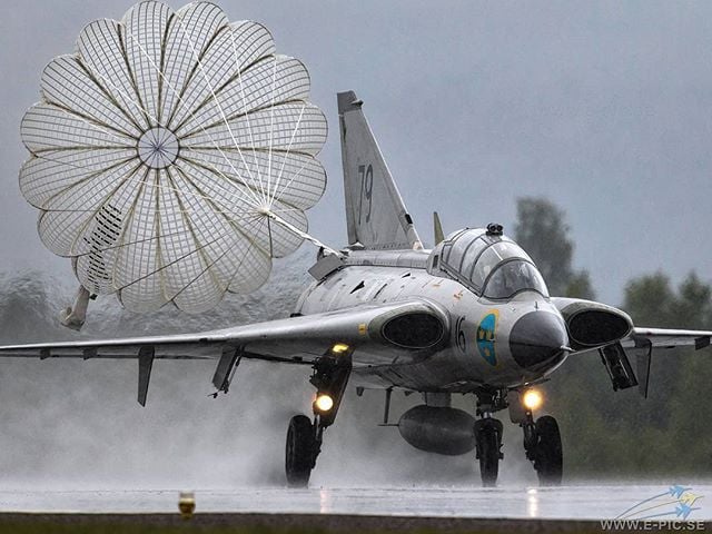 J-35 draken parachute